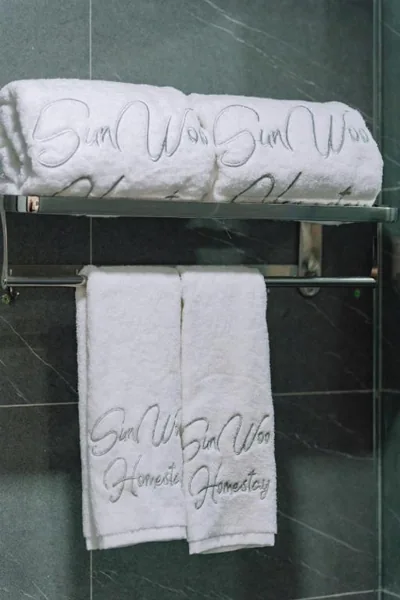 Chambre triple avec balcon — Catba SunWoo Homestay & Hotel